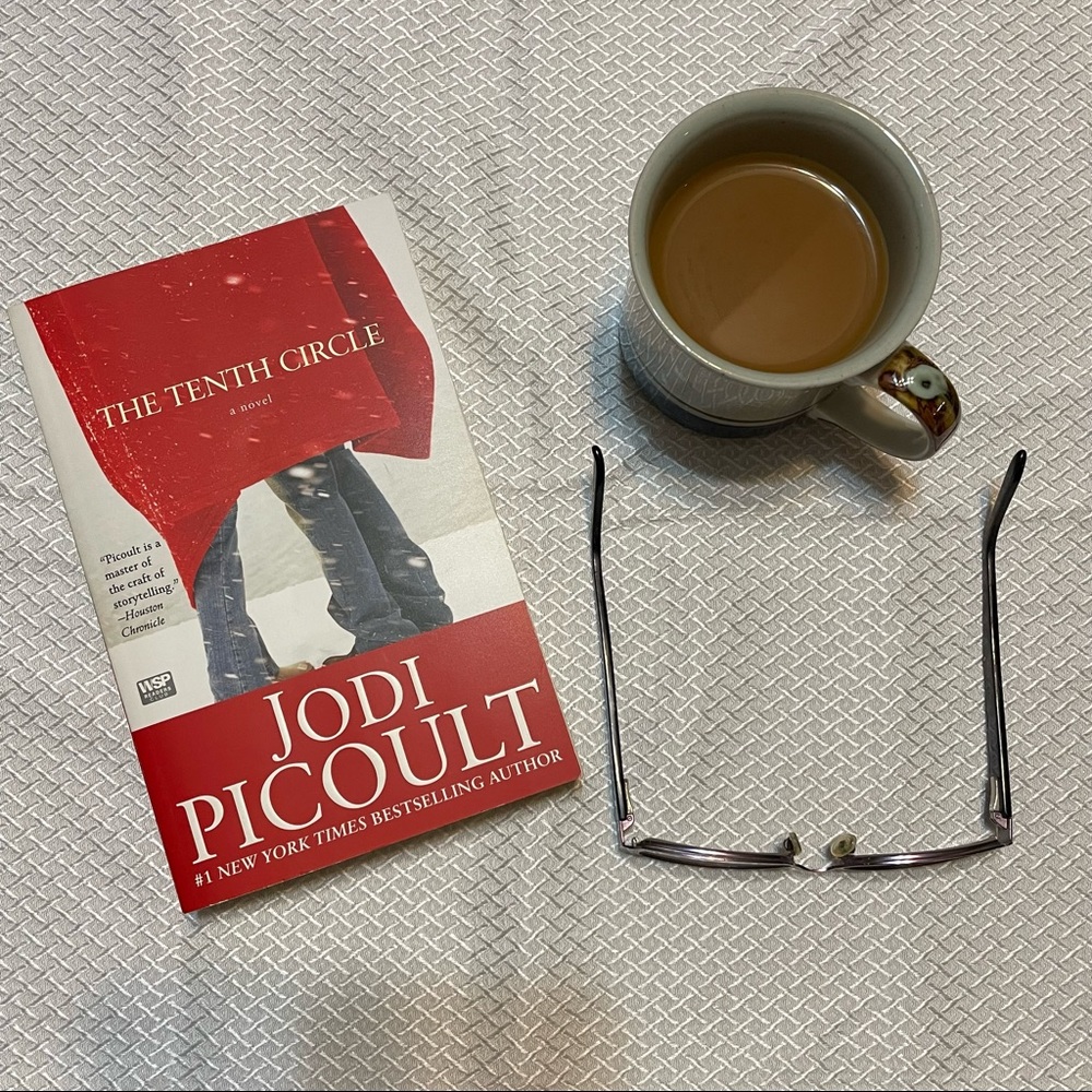 BOOK: 𝑇𝐻𝐸 𝑇𝐸𝑁𝑇𝐻 𝐶𝐼𝑅𝐶𝐿𝐸 by Jodi Picoult
